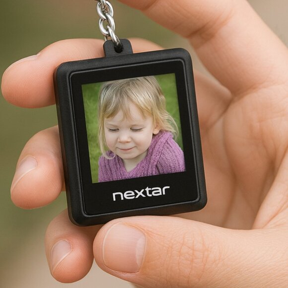Nextar Digital Photo Keychain Rechargeable Built In Battery Stores Up To 60 Pics - Picture 1 of 10